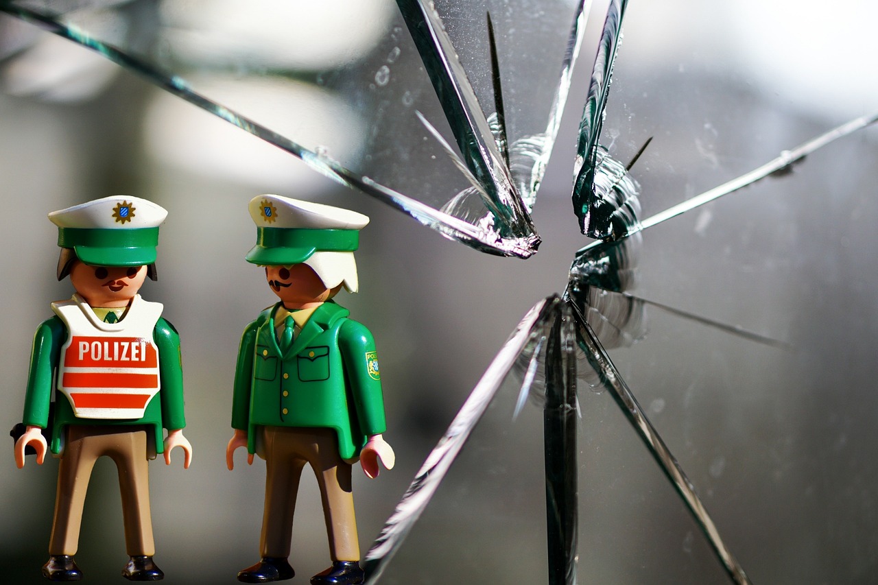 YY云播破解版的風險與犯罪邊緣,違法行為的探討