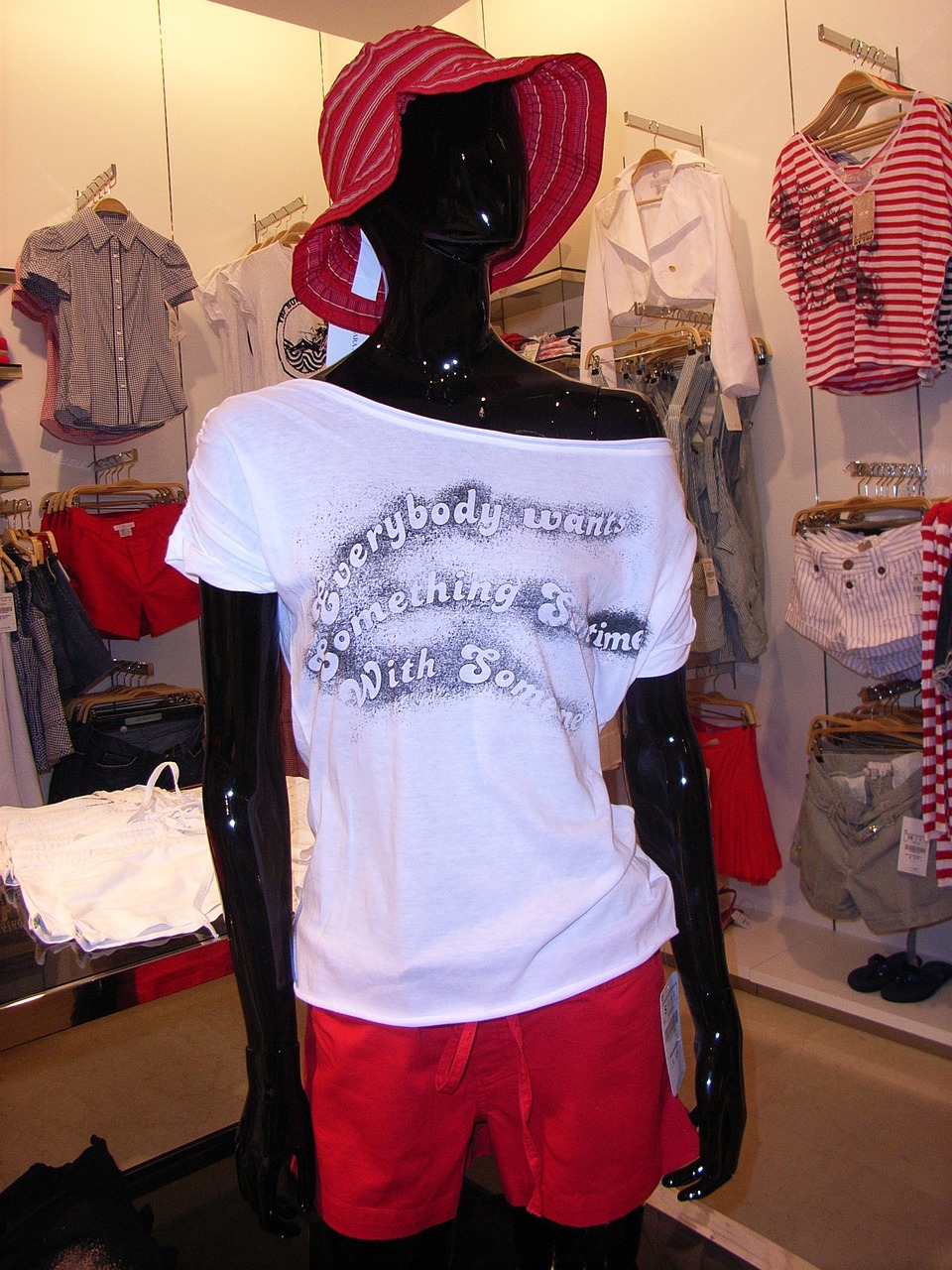 韓國最新服裝引領(lǐng)全球時(shí)尚潮流