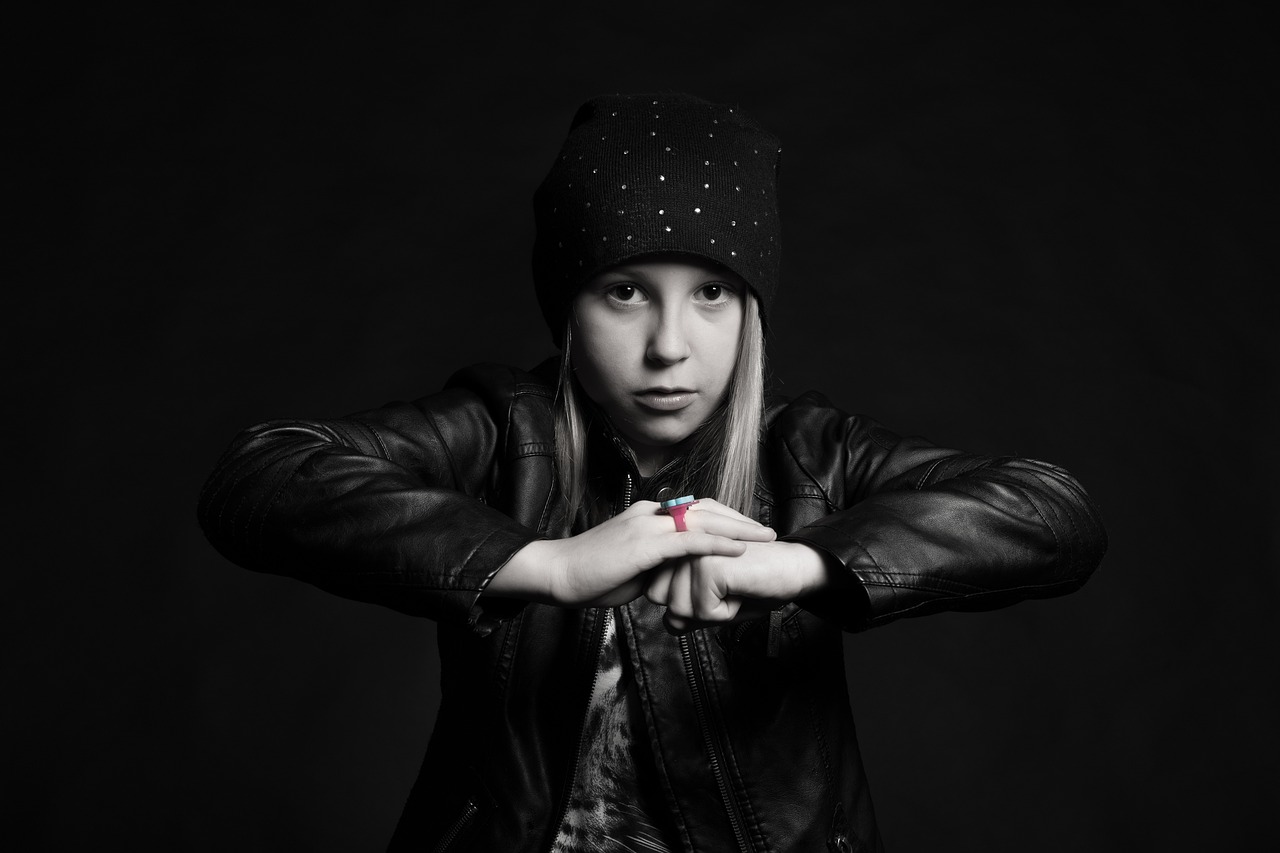 鄭愷最新照片展現多元魅力與活力四溢的風采,時尚魅力盡顯無疑